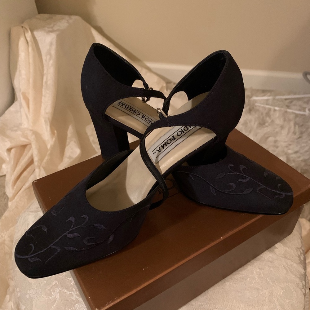 Women's Navy Blue heels. NWOT. Vintage